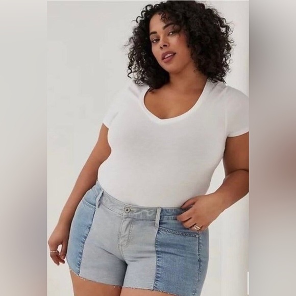 Torrid Denim Cut Off Shorts Two Tone‎ Panel Size 16 New MSRP $55.50 US - Picture 2 of 9